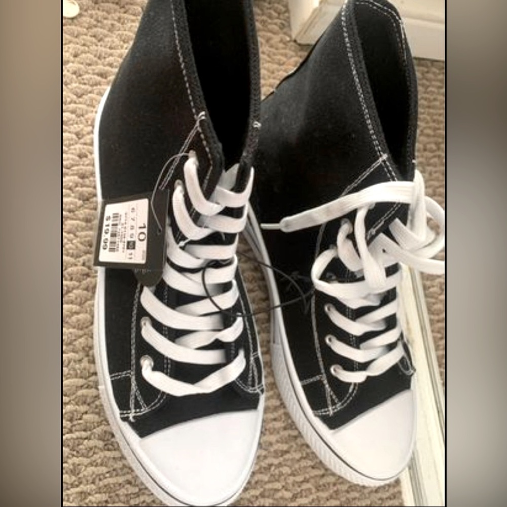 New never worn - Streetwear Society converse sneakers for women